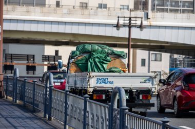 Tokyo, Japonya, 1 Kasım 2023: Tokyo 'da bir köprüden geçen kargo kamyonu