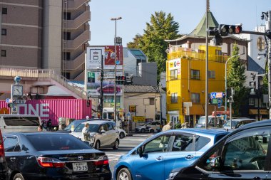 Tokyo, Japonya, 1 Kasım 2023: Tokyo 'da arabalarla ve yayalarla dolu bir sokak sahnesi