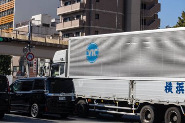 Tokyo, Japonya, 1 Kasım 2023: Yamato Nakliye Aracı ve Özel Araba Taşıma Aracı ile Trafik Sahnesi