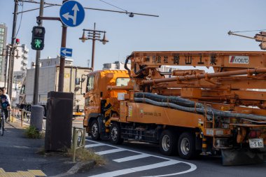 Tokyo, Japonya, 1 Kasım 2023: Tokyo 'da Ağır Makineli Yol Yapımı