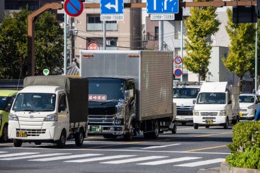 Tokyo, Japonya, 1 Kasım 2023: Tokyo 'da Teslimat Kamyonlarıyla Trafik Sıkışıklığı