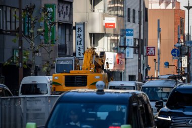 Tokyo, Japonya, 1 Kasım 2023: Yoğun bir Tokyo caddesinde trafik ve inşaat çalışmaları