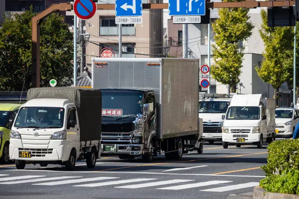 Tokyo, Japonya, 1 Kasım 2023: Tokyo 'da Teslimat Kamyonlarıyla Trafik Sıkışıklığı