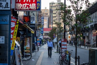 Tokyo, Japonya, 1 Kasım 2023: Bustling Street Scene with Pedestrian and Colgnage in Akihabara