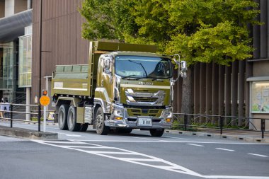 Tokyo, Japonya, 1 Kasım 2023: Isuzu çöp kamyonu şehir bölgesinde yola çıktı