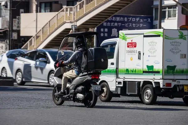 Tokyo, Japonya, 1 Kasım 2023: Yoğun Cadde 'de Teslimat Scooter ve Kamyonu