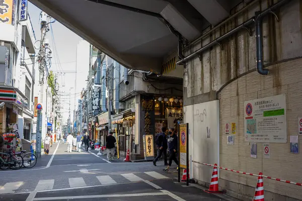 Tokyo, Japonya, 1 Kasım 2023: Demiryolu altındaki geleneksel Japon restoranları