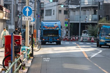 Tokyo, Japonya, 2 Kasım 2023: Sumida 'da çöp kamyonu ve inşaat ile sokak manzarası