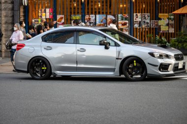 Tokyo, Japonya, 2 Kasım 2023: Tokyo Caddesi 'ne park edilmiş Subaru Otomobili