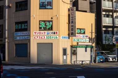 Tokyo, Japonya, 2 Kasım 2023: Sessiz bir mahallede tabelası olan mağazalar