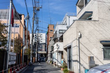 Tokyo, Japonya, 2 Kasım 2023: Tokyo 'daki ara sokak, üstten elektrik hatları ve modern binalar