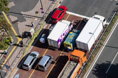 Tokyo, Japonya, 2 Kasım 2023: Şehir kavşağındaki araç ve kamyonların genel görünümü