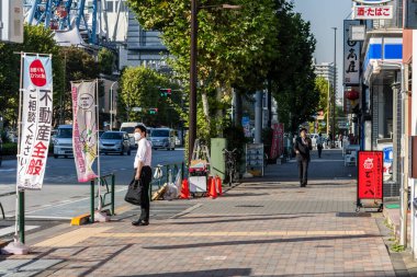 Tokyo, Japonya, 2 Kasım 2023: Renkli Reklamların Yakınındaki Otobüs Durağında Bekleyen Adam