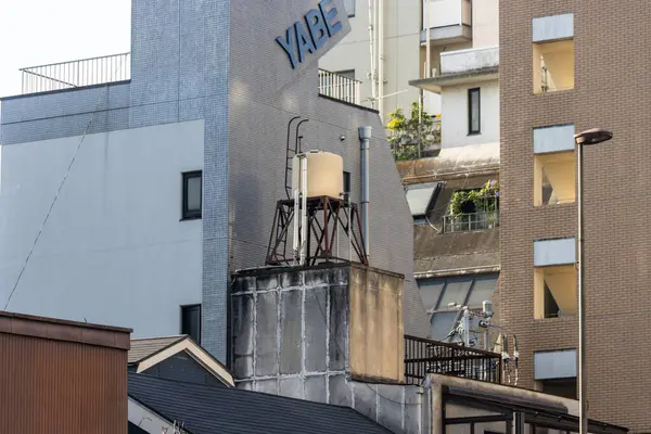 Tokyo, Japonya, 2 Kasım 2023: Tokyo 'da bir yerleşim yerinin çatısında su tankları