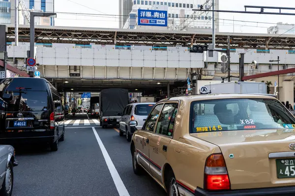 Tokyo, Japonya, 2 Kasım 2023: Tokyo Demiryolu Köprüsü Altında Trafik