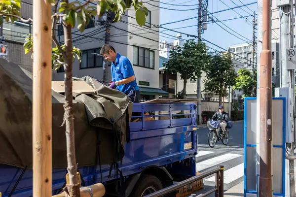 Tokio Japón Noviembre 2023 Trabajador Descargando Mercancías Camión Reparto Una — Foto de Stock