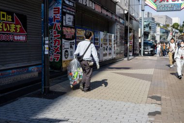 Tokyo, Japonya, 2 Kasım 2023: Akihabara Caddelerinde Geri Dönüşümler Toplayan İşçi