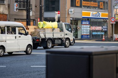 Tokyo, Japonya, 2 Kasım 2023: Şehir Caddesinde İnşaat Malzemeleri Taşıma Beyaz Kamyonet