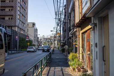 Tokyo, Japonya, 2 Kasım 2023: Gökyüzü altında geleneksel ve modern binalarla sokak manzarası