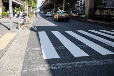 Tokyo, Japonya, 2 Kasım 2023: Taksi ve Pedestrian 'larla Sokak Manzarası