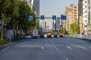 Tokyo, Japonya, 2 Kasım 2023: Açık yön işaretli çok şeritli şehir yolunda trafik