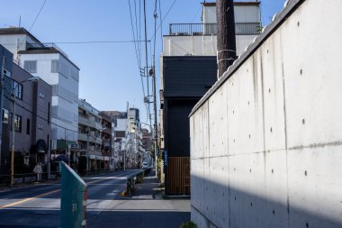 Tokyo, Japonya, 2 Kasım 2023: Konut binaları ve elektrik hatlarıyla sakin sokak manzarası