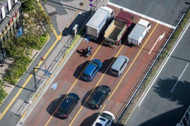 Tokyo, Japonya, 2 Kasım 2023: Bisikletçi ve Yayalarla Şehir Caddesinde Trafiğin Hava Görüntüsü