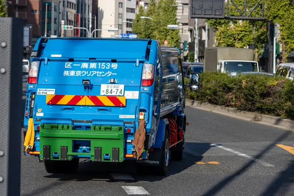 Tokyo, Japonya, 2 Kasım 2023: Şehir caddesinde renkli çöp kamyonu