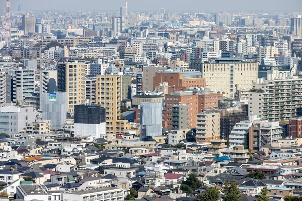 Tokyo, Japonya, 2 Kasım 2023: Yayaların ve Akihabara 'da renkli tabelaların olduğu canlı sokak sahnesi