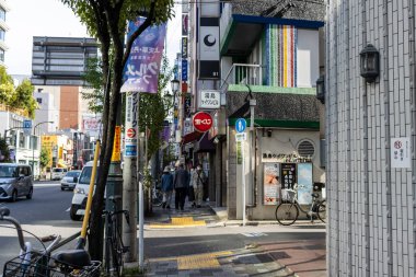 Tokyo, Japonya, 2 Kasım 2023: Shibuya 'da yaya faaliyetleri ve yerel dükkanlarla dolu bir sokak köşesi