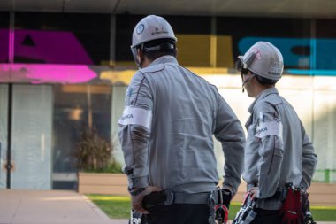 Tokyo, Japonya, 2 Kasım 2023: Kurumsal bölgeyi izleyen güvenlik personeli