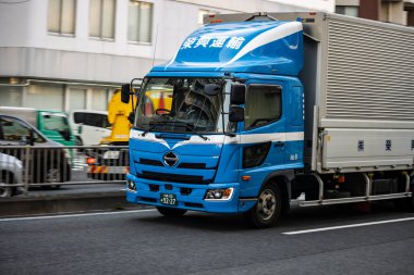 Tokyo, Japonya, 2 Kasım 2023: Sokaktaki mavi teslimat kamyonu