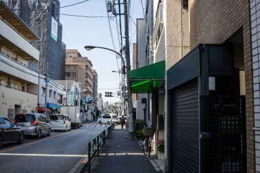 Tokyo, Japonya, 2 Kasım 2023: Yayalar ve trafik ile Tokyo sokak manzarası