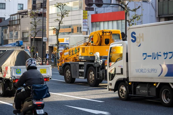 Tokyo, Japonya, 2 Kasım 2023: İnşaat vinç araçları sokakta