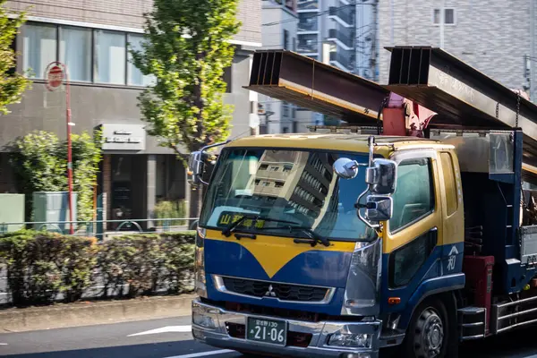 Tokyo, Japonya, 2 Kasım 2023: Yolda Metal Yapılar Taşıyan Turna Kamyonu