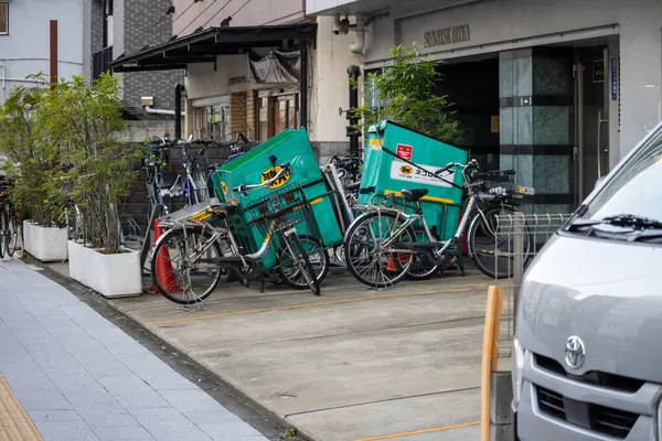 Tokyo, Japonya, 2 Kasım 2023: Teslimat bisikletleri bir restoranın önüne park edildi