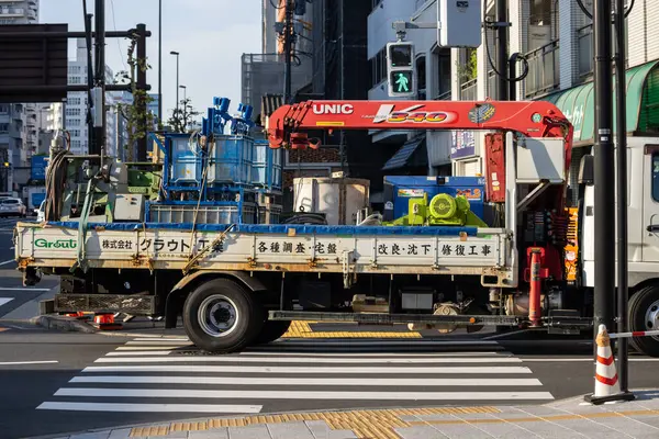 Tokyo, Japonya, 2 Kasım 2023: İnşaat Malzemeleri Şehirde Bir Kamyona Yüklendi