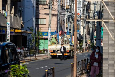 Tokyo, Japonya, 2 Kasım 2023: Bustling Street Scene with Pedestrians and Cycists