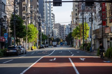 Tokyo, Japonya, 2 Kasım 2023: Tipik bir Tokyo caddesinde açık bir sabah