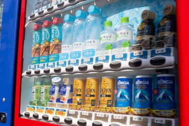 Tokyo, Japonya, 2 Kasım 2023: İçecek Çeşmeli Otomat