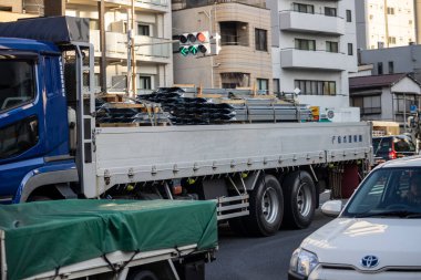 Tokyo, Japonya, 2 Kasım 2023: Urban Caddesi 'nde Ağır Yük Kamyonu