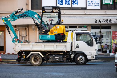 Tokyo, Japonya, 2 Kasım 2023: Şehir merkezinde bir kamyona inşaat ekipmanı monte edildi