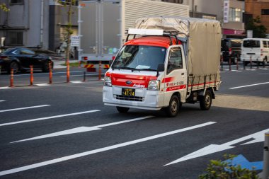 Tokyo, Japonya, 2 Kasım 2023: Şehir caddesinde teslimat kamyonu