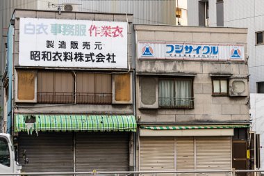 Tokyo, Japonya, 2 Kasım 2023: Ticari tabelalı geleneksel Japon binası