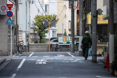 Tokyo, Japonya, 2 Kasım 2023: Residential Area 'da yaya geçidi