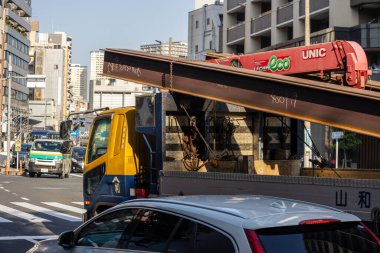Tokyo, Japonya, 2 Kasım 2023: Şehir merkezinde kamyonda inşaat vinci