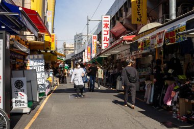 Tokyo, Japonya, 2 Kasım 2023: Tokyo 'da yayalar ve renkli dükkanlarla dolu bir sokak pazarı