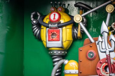 Tokyo, Japonya, 2 Kasım 2023: Yeşil duvardaki renkli robot duvar resmi