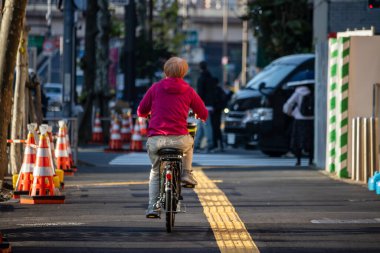 Tokyo, Japonya, 2 Kasım 2023: İnşaat engelli bisikletçi