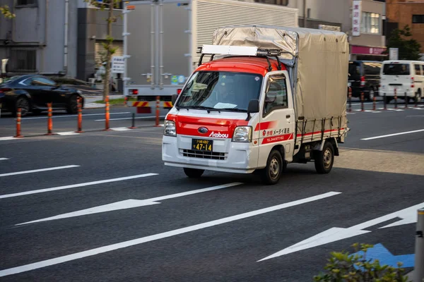 Tokyo, Japonya, 2 Kasım 2023: Şehir caddesinde teslimat kamyonu